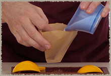 Llenando bolsa de papel con sal